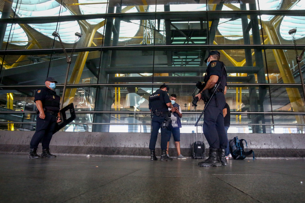 Agentes de Policía Nacional piden la documentación a una persona en las inmediaciones de la T4 del Aeropuerto Adolfo Suárez Madrid-Barajas, en Madrid.