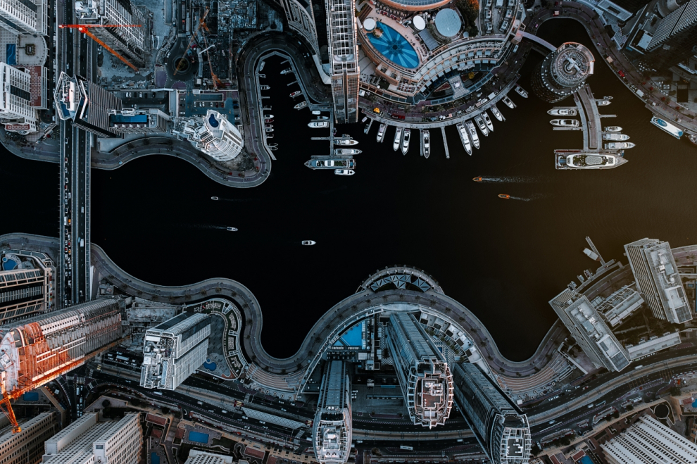 Los diseños arquitectónicos de los edificios, las calles y el muelle de Dubai Marina contrastan con el agua del océano.