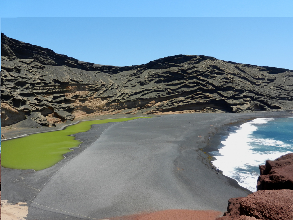 No es fácil encontrar lagos en Canarias pero uno de los pocos que podemos encontrar es único en el mundo. Conocido por los lugareños también como "El Lago Verde" debido al color verde de sus aguas ricas en azufre que contrastan con los colores negros volcánicos de los alrededores.