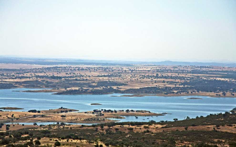 Este es un lago artificial, pero no es un lago artificial cualquiera. En la provincia de Badajoz, haciendo límite fronterizo entre España y Portugal encontramos el Lago de Alqueva. Con más de 1.160 km de costa y 250 kilómetros cuadrados de superficie, es el lago artificial más grande de Europa.
