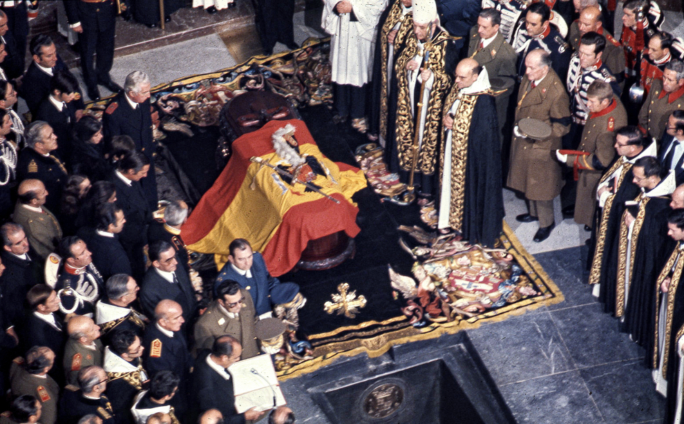 Muere Francisco Franco y es enterrado con honores el 23 de noviembre de 1975 en el Valle de los Caídos.