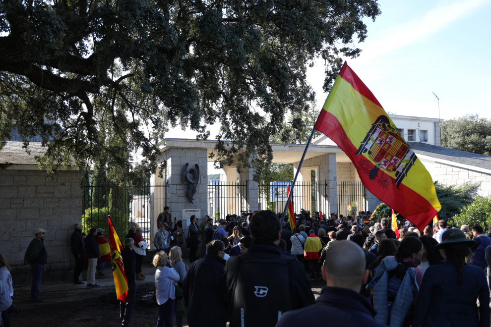 Concentración de nostálgicos del franquismo portando banderas de España y de la dictadura en el cementerio de El Pardo-Mingorrubio.