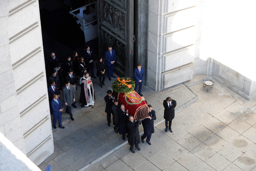 Los familiares de Francisco Franco portan el féretro con los restos mortales del dictador tras su exhumación en la basílica del Valle de los Caídos antes de su trasladado al cementerio de El Pardo-Mingorrubio para su reinhumación, en Madrid, el 24 de octubre de 2019.