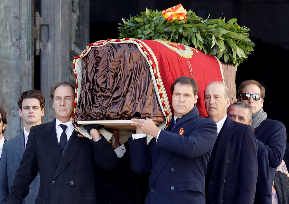 José Cristóbal Franco (i), Luis Alfonso de Borbón (4d), Francis Franco (3d) y Jaime Martínez-Bordiú (2d), entre otros familiares de Francisco Franco, portan el féretro con los restos mortales del dictador tras su exhumación.