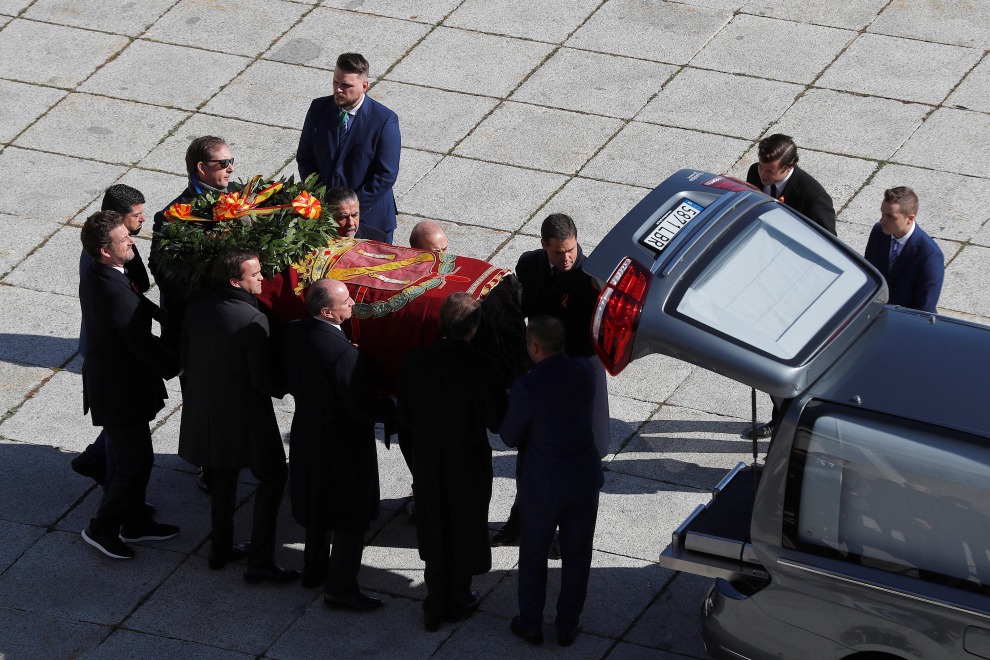 Los familiares introducen el féretro con los restos mortales de Francisco Franco tras su exhumación en un coche en el Valle de los Caídos antes de su trasladado al cementerio de El Pardo-Mingorrubio para su reinhumación, en Madrid, el 24 de octubre de 2019.