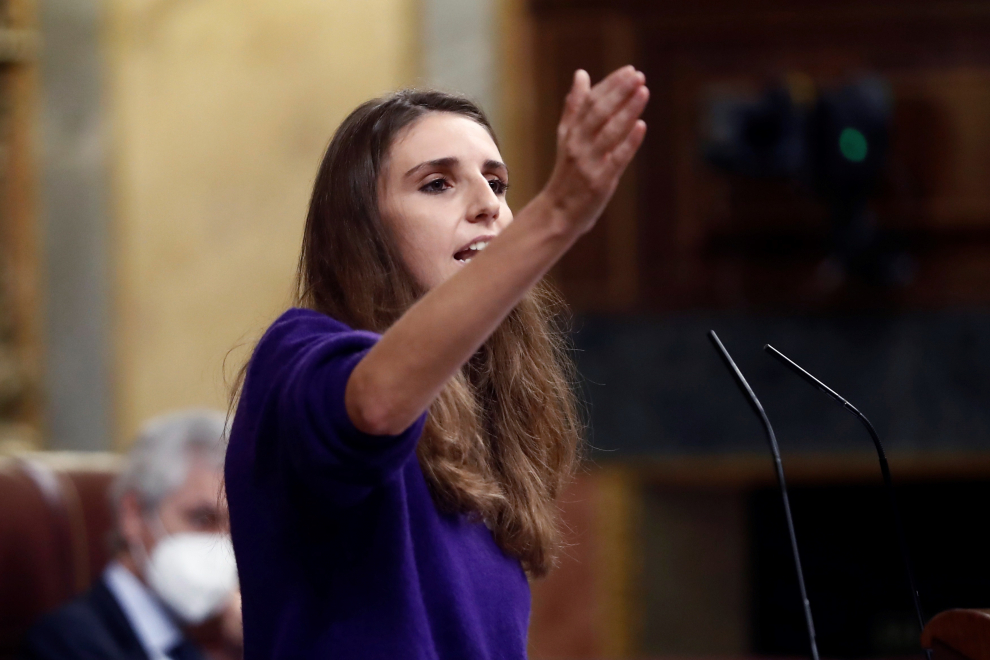 La diputada de Unidas Podemos Lucía Muñoz se dirige a la bancada popular durante su intervención de la segunda y última sesión del debate de moción de censura presentada por Vox, este jueves en el Congreso de los Diputados. EFE/Mariscal