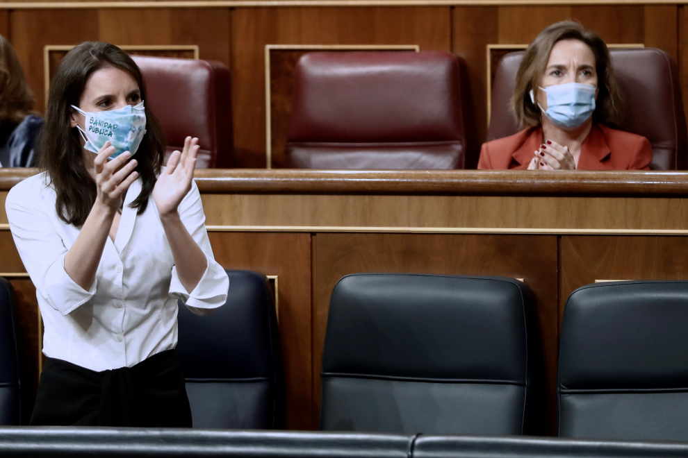 MADRID, 22/10/2020.- La ministra de Igualdad, Irene Montero, aplaude durante la segunda sesión del debate de moción de censura presentada por el Vox, este jueves en el Congreso. EFE/Mariscal