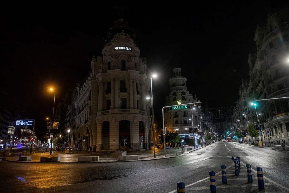 Estado que presentaban la Gran Vía y la Calle Alcalá anoche, en la primera jornada de toque de queda en la capital.