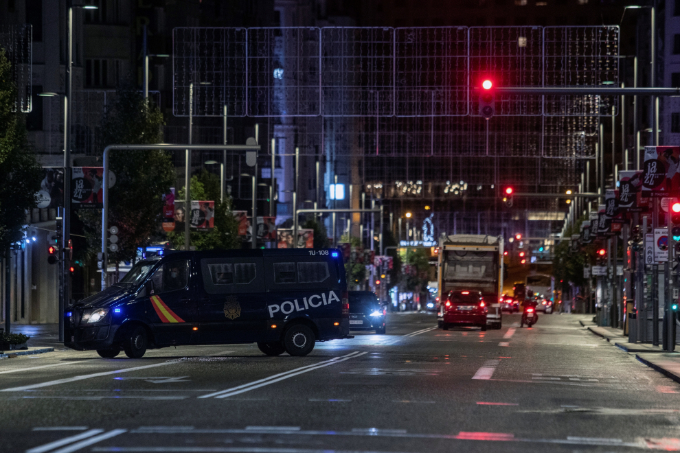 Un furgón de la Policía Nacional en la Gran Vía anoche, en la primera jornada de toque de queda en la capital.