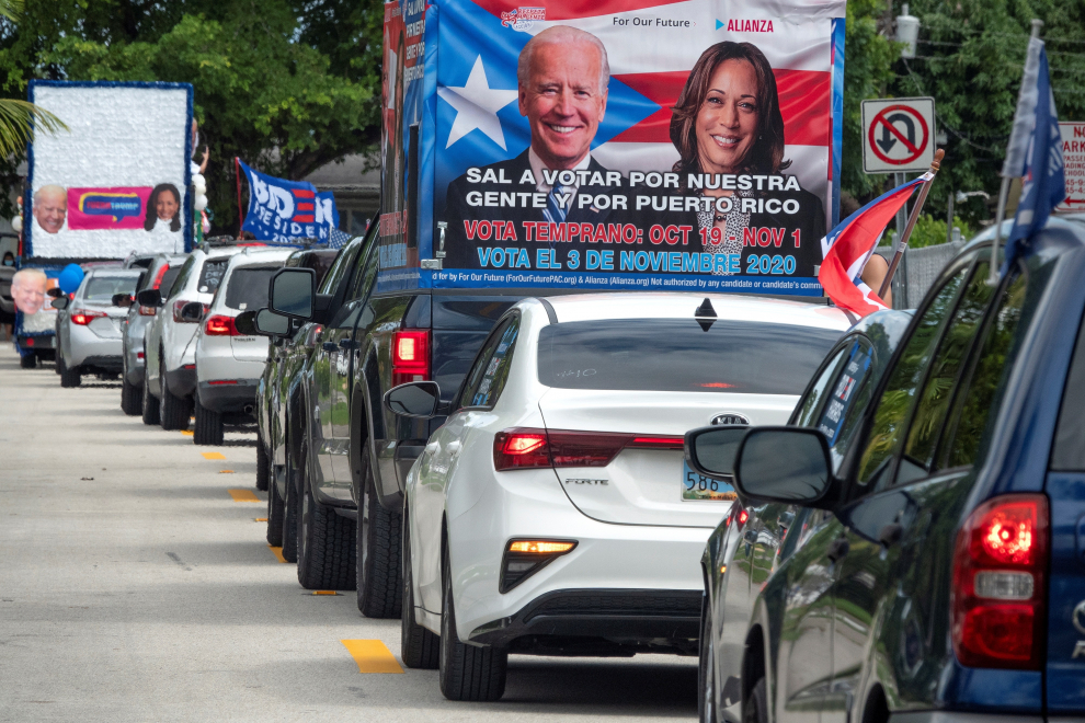 Partidarios del candidato presidencial demócrata Joe Biden asisten a una caravana de casi cincuenta coches liderada por la campaña "Fuera Trump", en Miami.