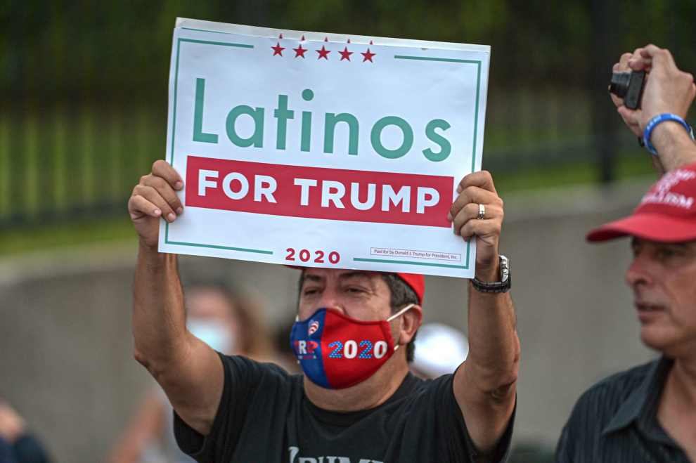 Una hombre sostiene una pancarta de "Latinos for Trump" durante el mitin de Ivanka Trump, hija y asesora del presidente y candidato republicano a la presidencia de Estados Unidos en Miami, Florida.