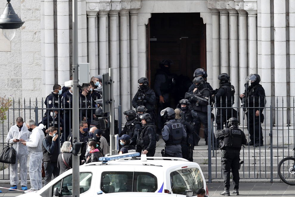 Policías franceses en la entrada de la iglesia Basílica de Notre Dame en Niza, Francia.