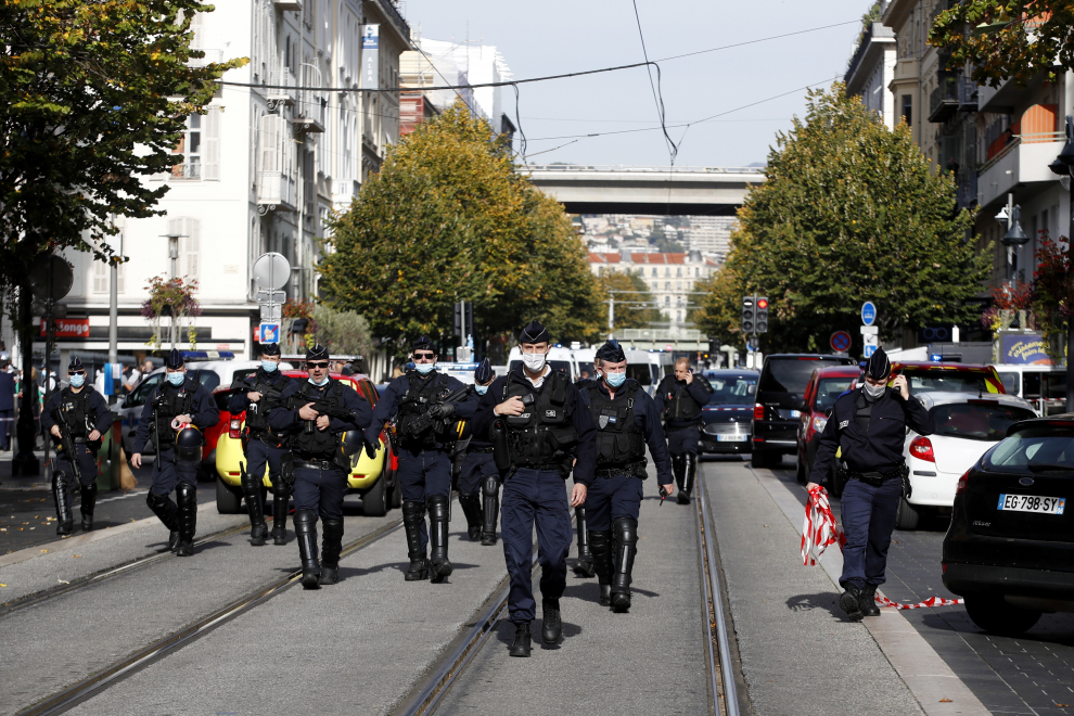 Policías franceses en el perímetro de seguridad tras un ataque con cuchillo en la iglesia Basílica de Notre Dame en Niza.