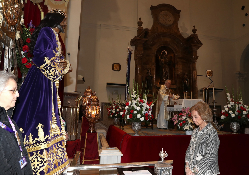 Doña Sofía, ante la imagen de Nuestro Padre Jesús Nazareno "Cristo de Medinaceli".