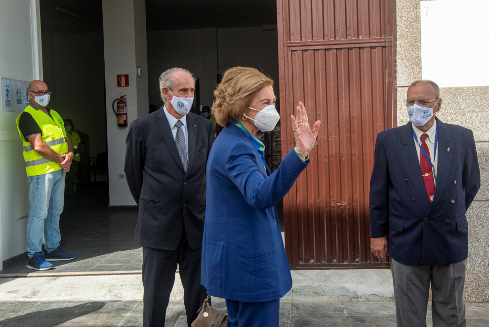 La reina doña Sofía durante su visita a la sede del Banco de Alimentos de Lanzarote en la localidad de Arrecife.