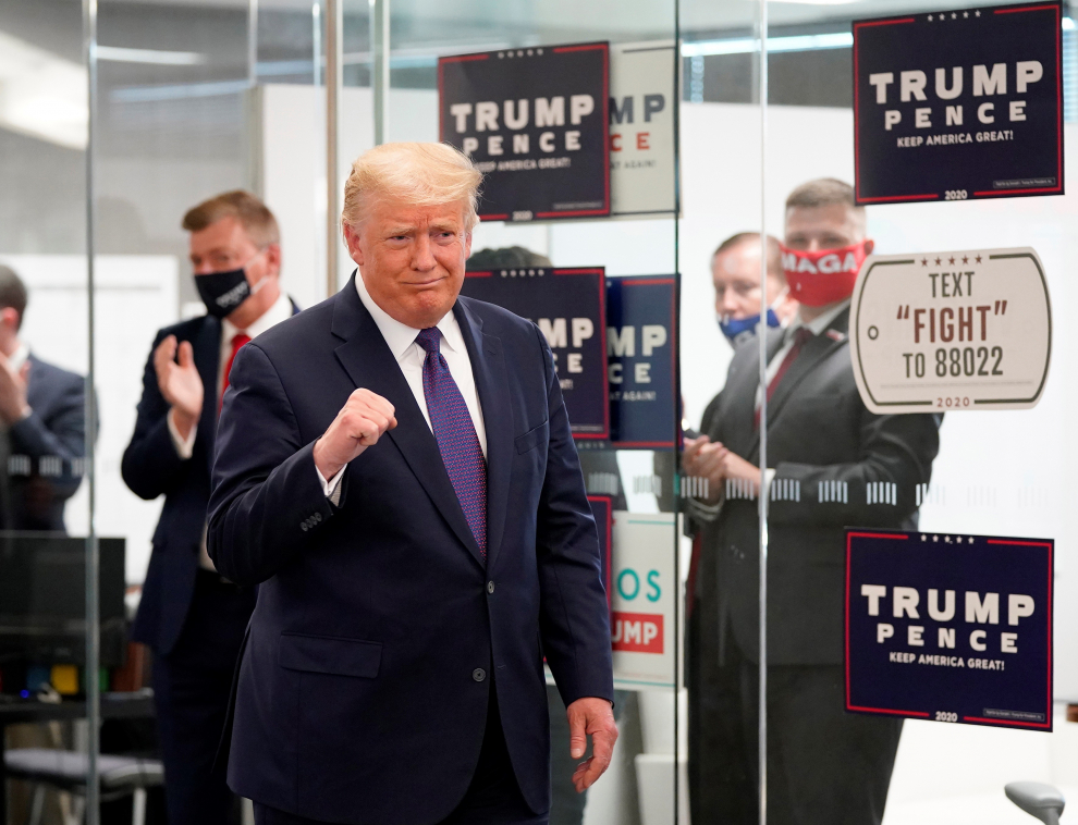 Trump se muestra confiado en la victoria en medio de la jornada electoral durante la visita a los trabajadores de campaña en el Anexo de la RNC en Arlington, Virginia.