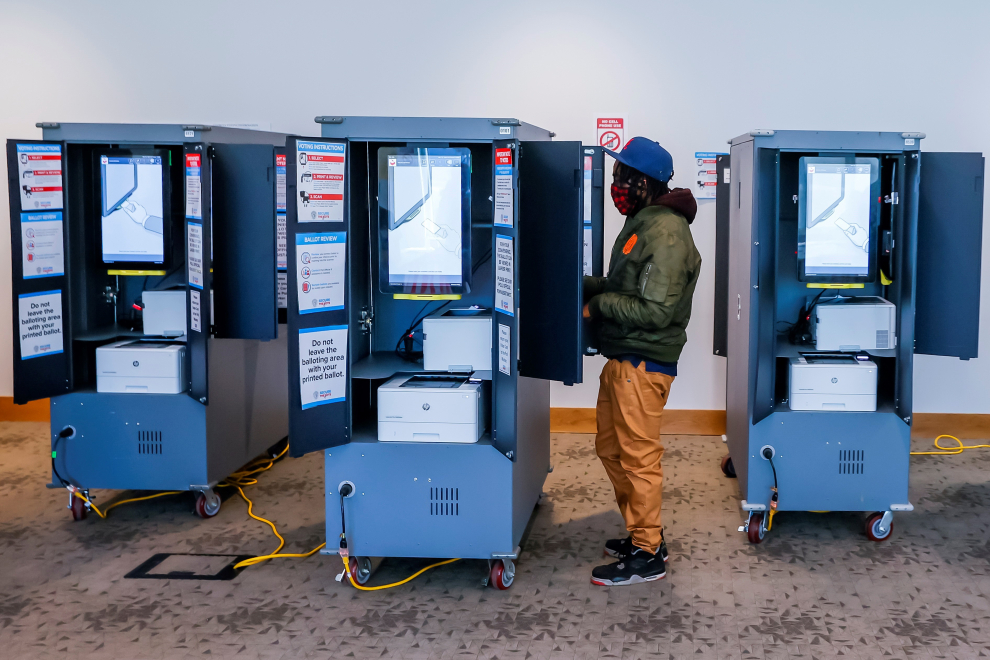 Michael Noel deposita su voto en la Biblioteca Metropolitana del Condado de Fulton en Atlanta, Georgia.