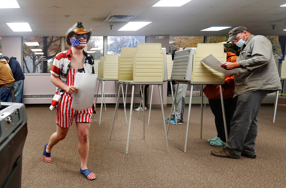 Varias personas votan de manera anticipada en un colegio electoral de Ravenna, Ohio.