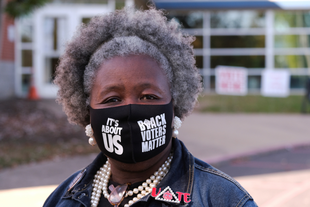Beverly Johnson usa una máscara Black Voters Matter mientras da la bienvenida a los votantes en el Centro Comunitario Hadley Park en Nashville, Tennessee.