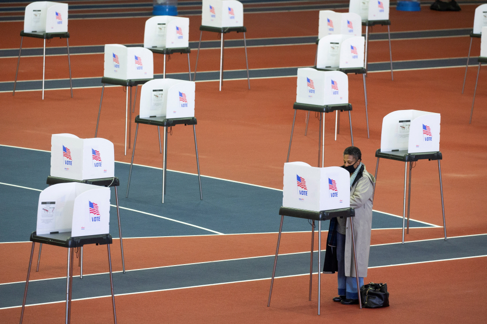Una mujer vota de manera anticipada en un colegio electoral en Landover, Maryland.