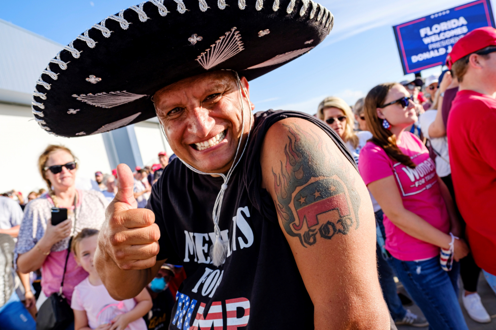 Un hombre ataviado con una camiseta con el lema "Mexicanos por Trump 2020" muestra su tatuaje del elefante del G.O.P (Partido Republicano).