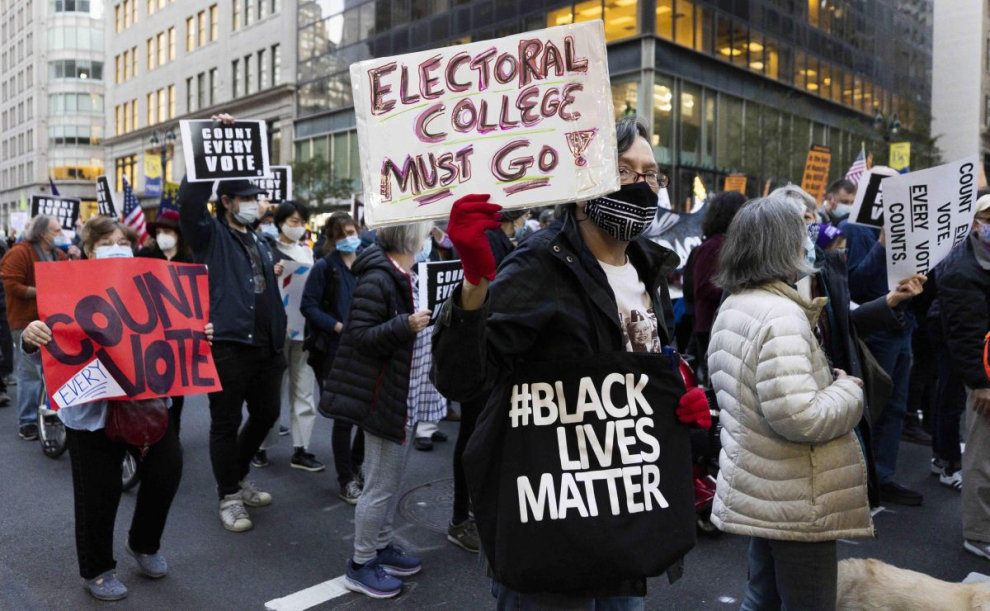 Manifestantes marchan en la Quinta Avenida, Nueva York, durante una protesta para garantizar que todas las papeletas se cuenten en las elecciones presidenciales de 2020.