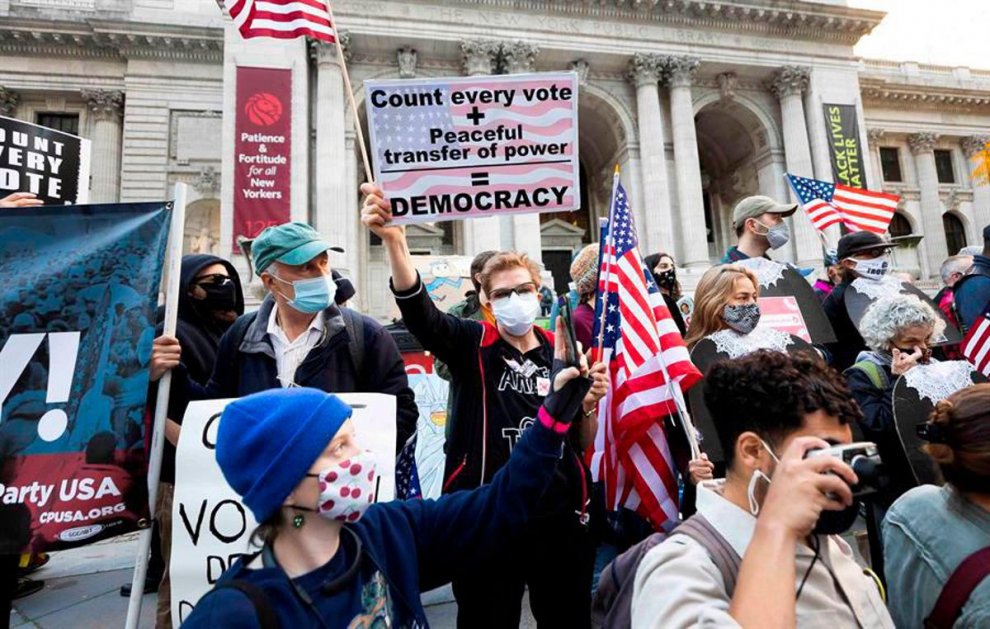 Cientos de manifestantes protestan para exigir el recuento de votos en estados clave frente a la Biblioteca Pública de Nueva York.