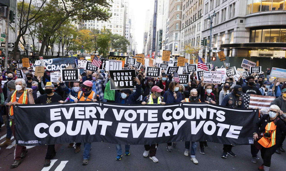 Protesta en la Quinta Avenida de Nueva York para exigir el recuento de votos en los estados clave.