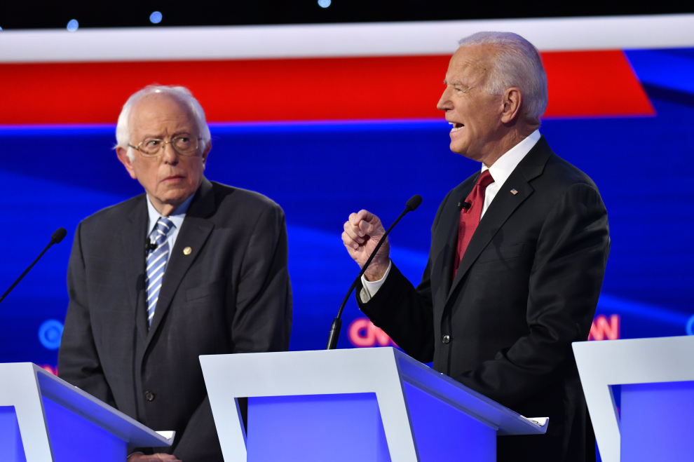 15 de octubre de 2019. Los candidatos presidenciales demócratas de EE. UU. Bernie Sanders y Joe Biden participan en el debate presidencial demócrata organizado por CNN y The New York Times en Ohio.