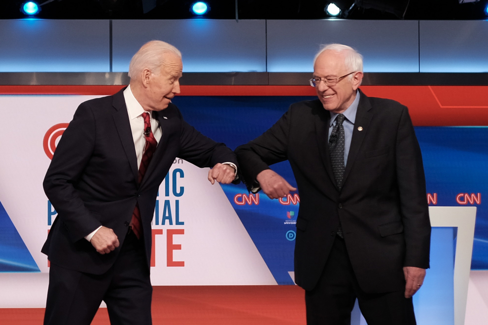 15 de marzo de 2020. Saludo de los candidatos demócratas, Joe Biden y Bernie Sanders, durante un debate presidencial demócrata en Washington.