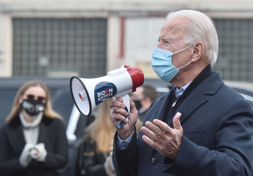 3 de noviembre de 2020. Joe Biden usa un megáfono para hablar con sus partidarios como parte de una visita rápida al Union Hall en Pensilvania.