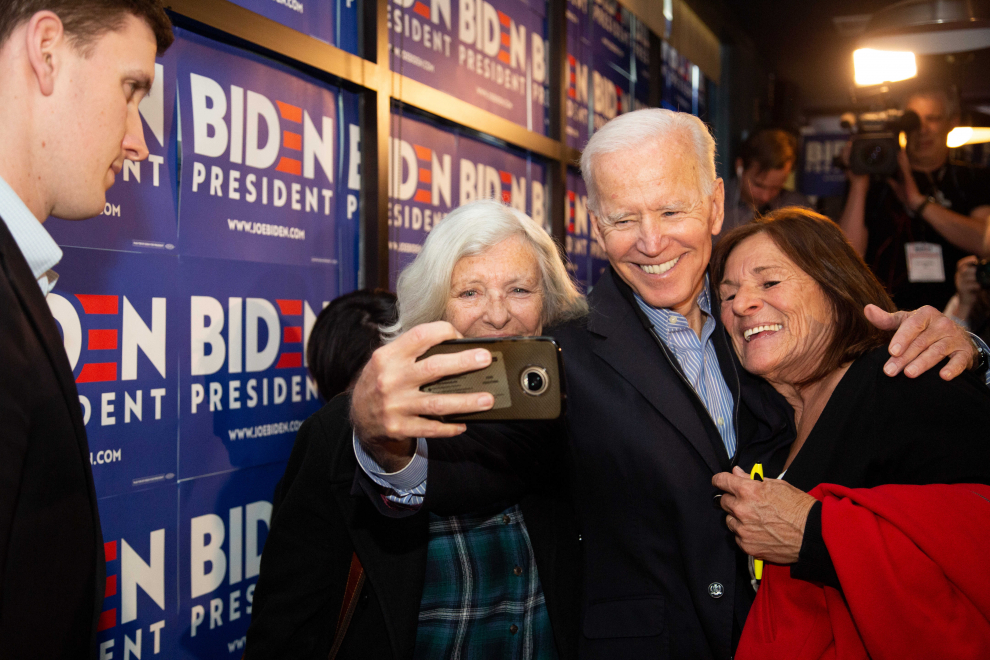 13 de mayo de 2019. El candidato presidencial demócrata Joe Biden posa para un selfie con simpatizantes durante un mitin de campaña para las elecciones presidenciales de 2020 en The Community Oven en New Hampshire.