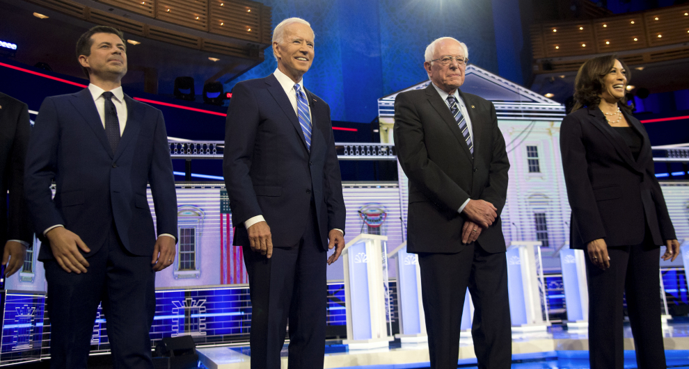 27 de junio de 2019. Los candidatos presidenciales demócratas de EE UU, Pete Buttigieg, el exvicepresidente de EE. UU. Joe Biden, el senador Bernie Sanders y la senadora Kamala Harris suben al escenario para la segunda noche del Debate Demócrata.