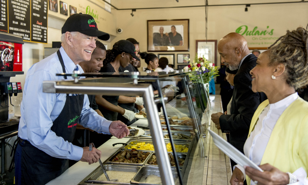 18 de julio de 2019. El candidato presidencial demócrata de EEUU, ayuda a servir el desayuno durante un evento de campaña en el restaurante Dulan's on Crenshaw en Los Ángeles.