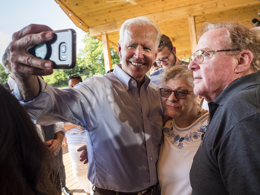 20 de agosto de 2019. Biden se toma un selfie con simpatizantes durante un evento de campaña en Iowa.