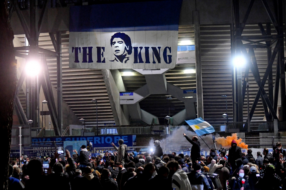 Aficionados al fútbol del Napoli se reúnen en el estadio San Paolo para rendir homenaje a la leyenda del fútbol Maradona en Nápoles, Italia.