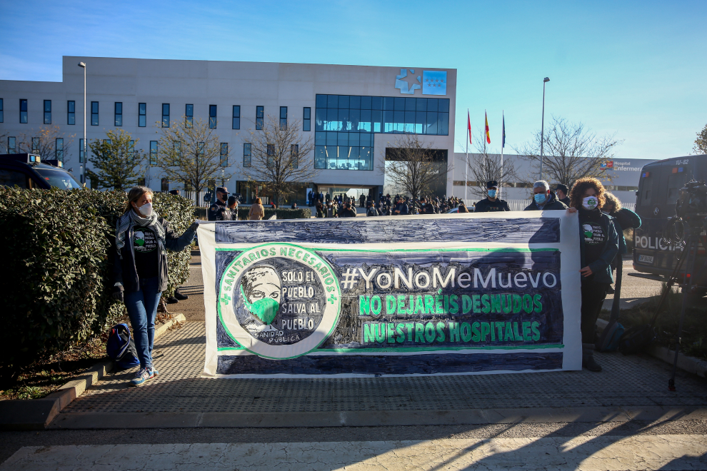 Varias personas se manifiestan con pancartas durante una concentración convocada por la plataforma Sanitarios Necesarios en la puerta del Hospital Enfermera Isabel Zendal el día de su apertura en Madrid.