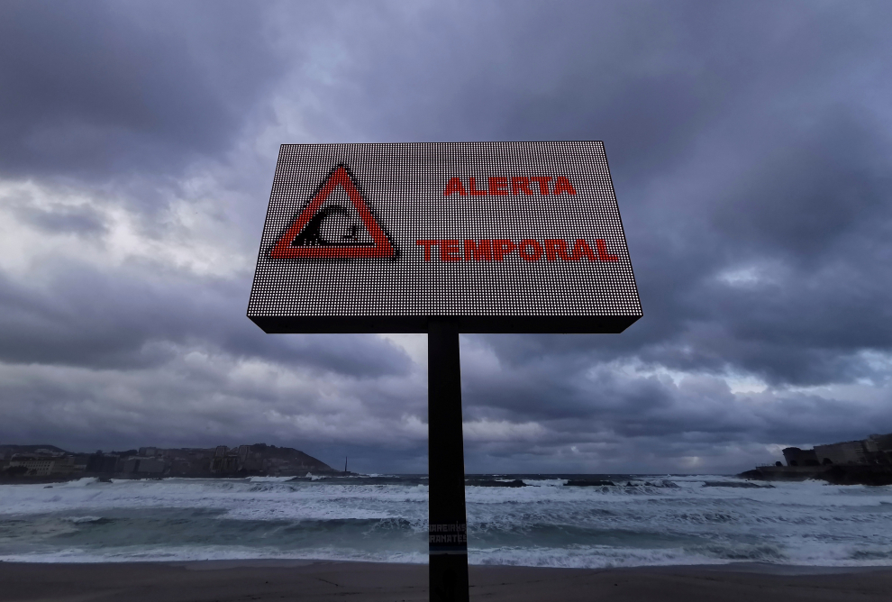 Un letrero luminoso avisaba del temporal en la playa del Orzán, en A Coruña.