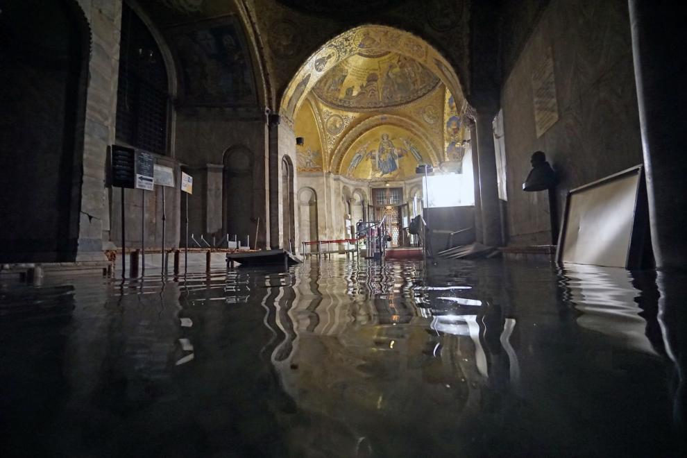 La Basílica de San Marcos inundada por marea alta en Venecia.