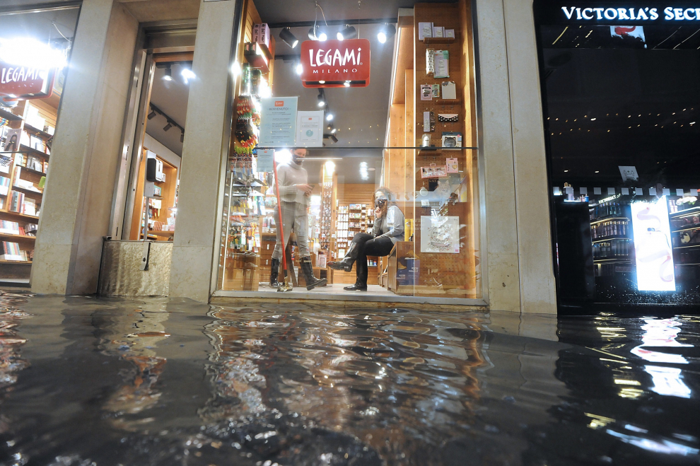 Los comerciantes en alerta tras la subida del agua en la ciudad.