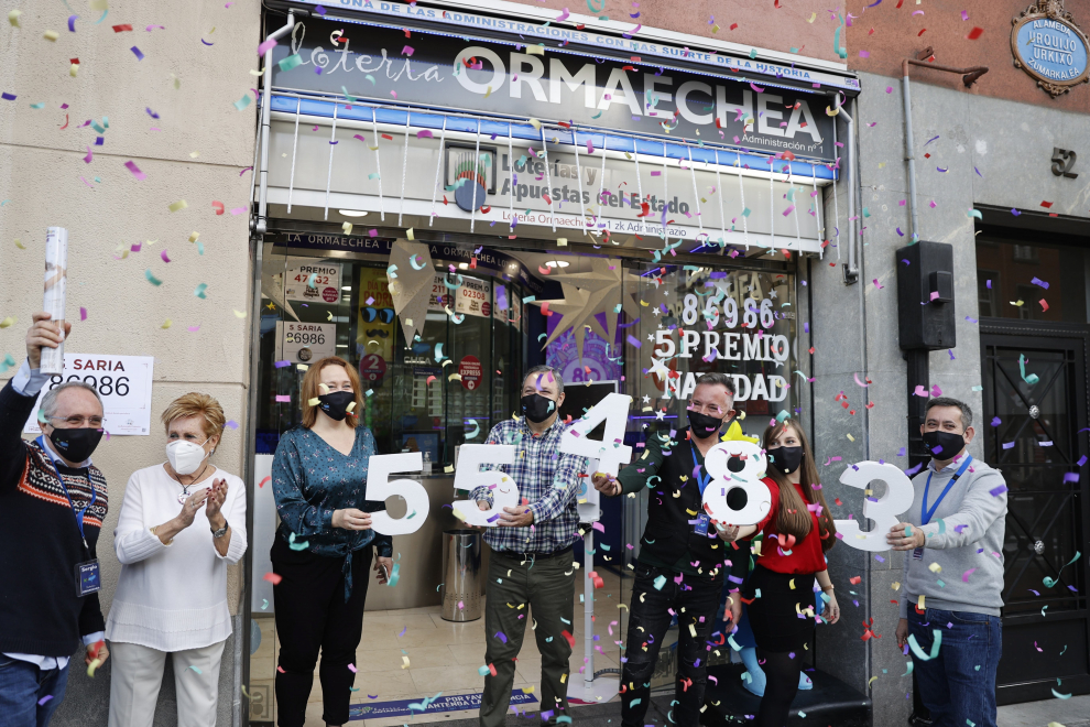 Los loteros de la administración Ormaechea en Bilbao celebran uno de los quintos premios repartidos con el número 55483.