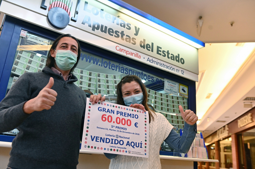 Trabajadores de la administración nº12 de Torrejón de Ardoz celebran el haber vendido décimos del quinto premio 55.483