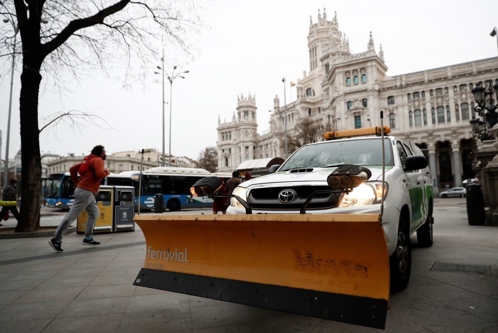 Vehículo equipado con una pala para actuar como quitanieves en la plaza de Cibeles en Madrid.