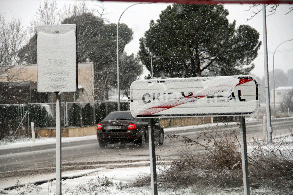 Carretera nevada este jueves en Ciudad Real donde desde las 2:30 horas se han registrado importantes precipitaciones en forma de nieve.