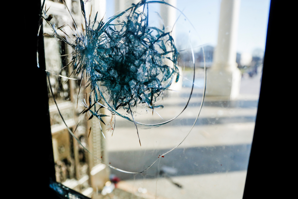 Cristales blindados rotos en el Capitolio de Estados Unidos tras los disturbios.
