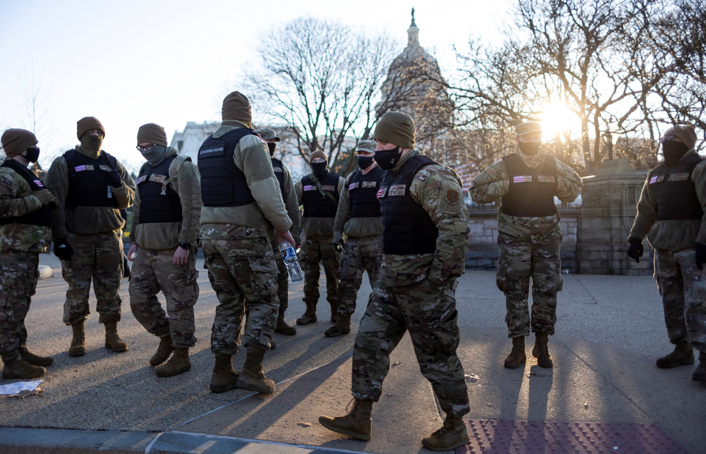 Miembros de la Guardia Nacional del Distrito de Columbia custodian los alrededores del Capitolio de los EEUU en Washington.