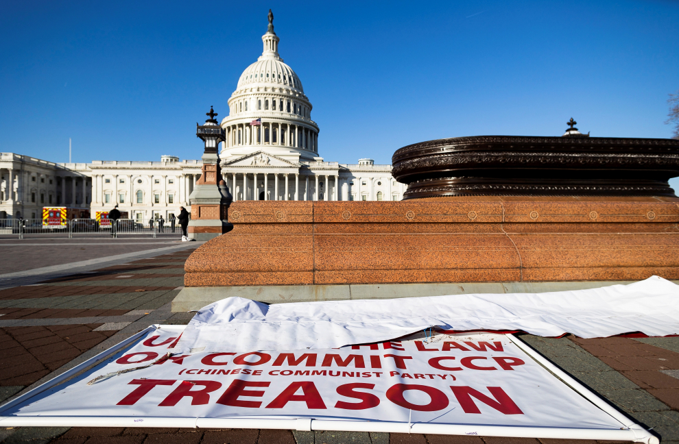 Una pancarta de protesta abandonada en los terrenos del Capitolio de los Estados Unidos en Washington.