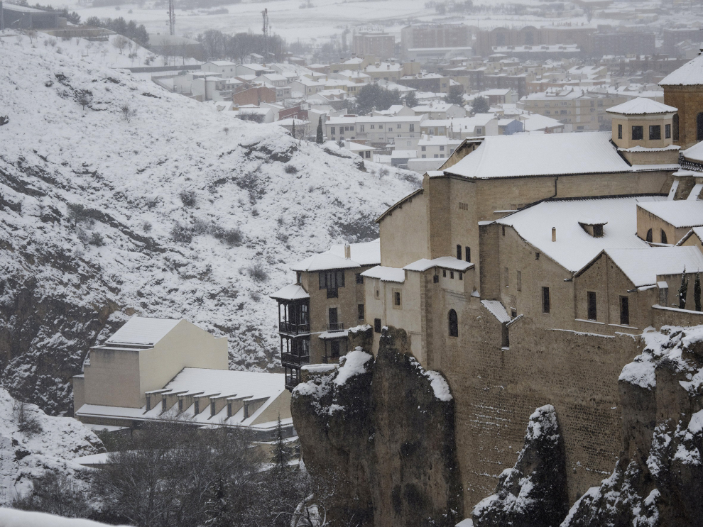 Vista este viernes desde el Barrio del Castillo de la nieve caída sobre la ciudad de Cuenca en una jornada marcada por el temporal.