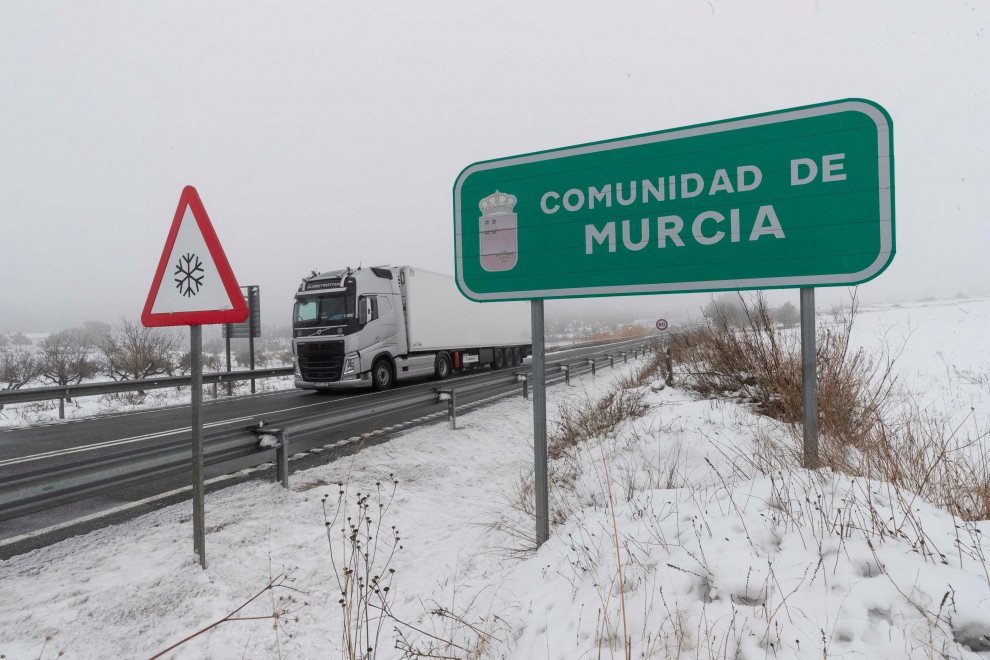 Un camión circula este viernes por la N-344 en el límite de provincia de Murcia con Albacete.