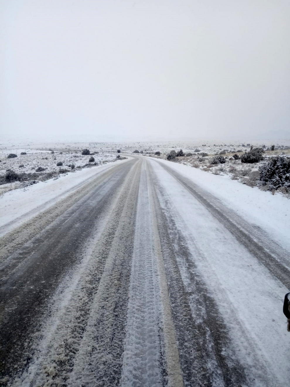Carretera con placas de hielo entre Santa Eulalia y Bronchales en Teruel.